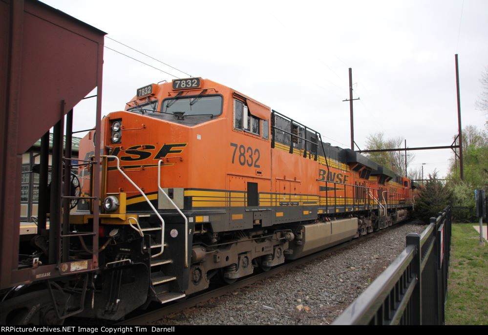 BNSF 7832 3rd on B118